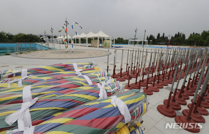 [서울=뉴시스] 김금보 기자 = 20일 서울 영등포구 여의도 한강공원 수영장에 파라솔 등 물품이 놓여있다. 서울시 한강사업본부는 오는 23일부터 8월20일까지 뚝섬, 광나루, 여의도, 잠원 한강 야외수영장과 양화, 난지물놀이장을 운영할 계획이다. 2023.06.20. kgb@newsis.com