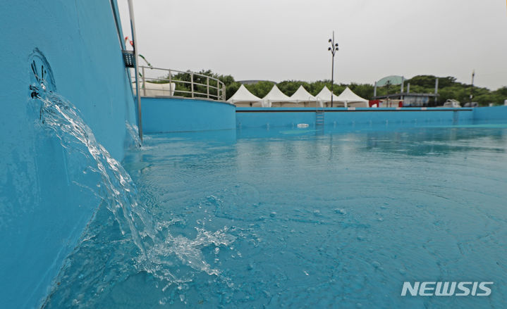 [서울=뉴시스] 김금보 기자 = 20일 서울 영등포구 여의도 한강공원 수영장에 새 물이 들어가고 있다. 서울시 한강사업본부는 오는 23일부터 8월20일까지 뚝섬, 광나루, 여의도, 잠원 한강 야외수영장과 양화, 난지물놀이장을 운영할 계획이다. 2023.06.20. kgb@newsis.com