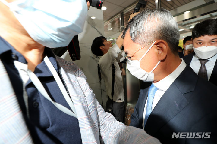 [서울=뉴시스] 김명년 기자 = 백병원 경영 컨설팅 업체 관계자가 20일 오후 서울 중구 백병원에서 열린 경영정상화 TF에 참석하기 위해 이동하고 있다. 2023.06.20. kmn@newsis.com