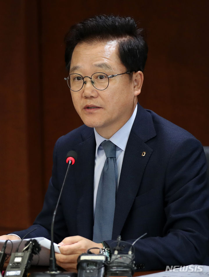 [서울=뉴시스] 고범준 기자 = 강석훈 KDB산업은행 회장이 20일 오후 서울 영등포구 KDB산업은행 본점에서 취임 1주년 기자간담회를 하고 있다. 2023.06.20. bjko@newsis.com