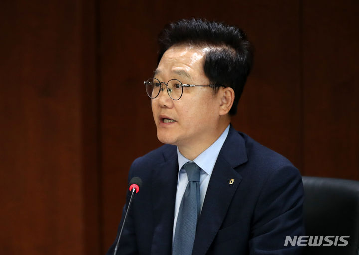 [서울=뉴시스] 고범준 기자 = 강석훈 KDB산업은행 회장이 20일 오후 서울 영등포구 KDB산업은행 본점에서 취임 1주년 기자간담회를 하고 있다. 2023.06.20. bjko@newsis.com