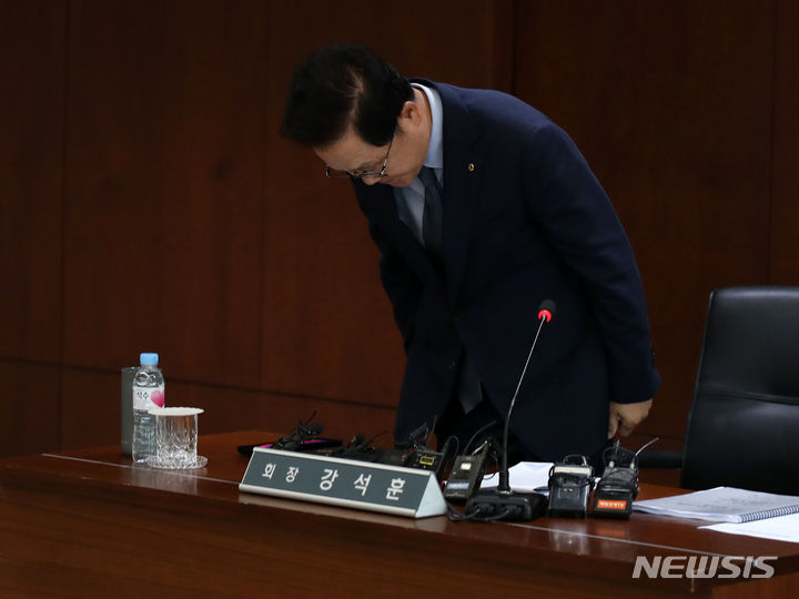 [서울=뉴시스] 고범준 기자 = 강석훈 KDB산업은행 회장이 20일 오후 서울 영등포구 KDB산업은행 본점에서 열린 취임 1주년 기자간담회에 참석해 인사하고 있다. 2023.06.20. bjko@newsis.com