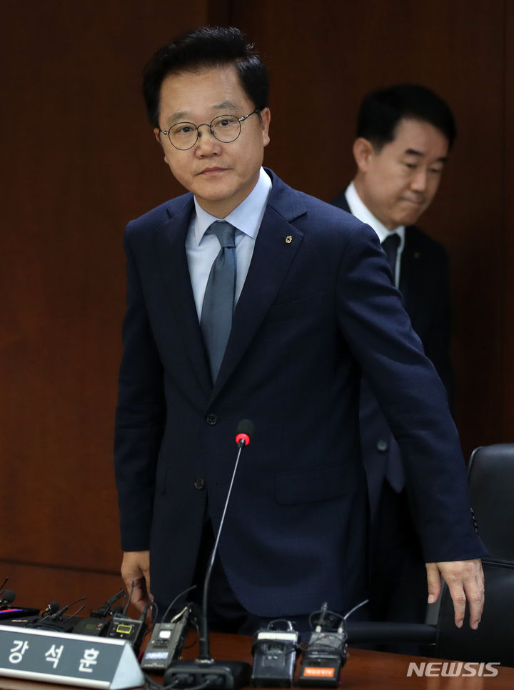 [서울=뉴시스] 고범준 기자 = 강석훈 KDB산업은행 회장이 20일 오후 서울 영등포구 KDB산업은행 본점에서 열린 취임 1주년 기자간담회에 참석하고 있다. 2023.06.20. bjko@newsis.com