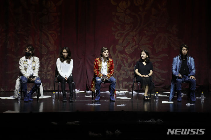 [서울=뉴시스] 박진희 기자 = 뮤지컬 '모차르트!' 배우 김희재(왼쪽부터), 연출 권은아, 배우 수호(엑소), 음악감독 김문정, 배우 유회승(엔플라잉)이 20일 서울 종로구 세종문화회관 대극장에서 프레스콜을 마치고 기자간담회를 하고 있다. 2023.06.20. pak7130@newsis.com