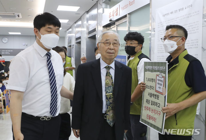 [서울=뉴시스] 최진석 기자 = 이순형 학교법인 인제학원 이사장이 20일 오후 서울 중구 인제대학교 서울백병원에서 열린 서울백병원 폐원 안에 관한 이사회를 마친 뒤 병원을 나서고 있다. 2023.06.20. myjs@newsis.com