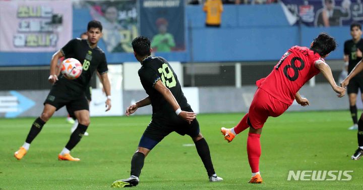 [대전=뉴시스] 김진아 기자 = 20일 오후 대전 유성구 대전월드컵경기장에서 열린 축구 국가대표팀 A매치 평가전 대한민국과 엘살바도르의 경기, 한국 이강인이 슛을 시도하고 있다. 2023.06.20. bluesoda@newsis.com