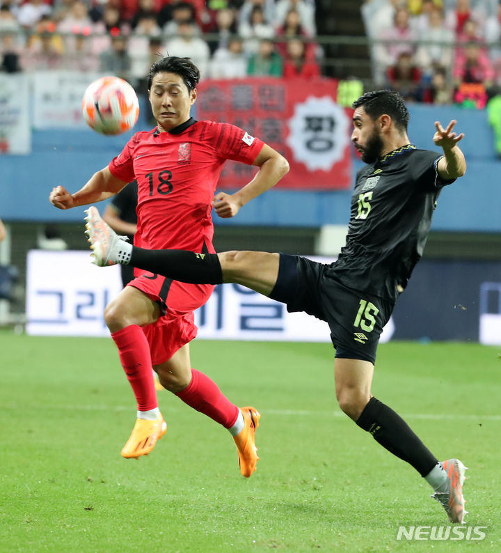 [대전=뉴시스] 강종민 기자 = 20일 대전 유성구 대전월드컵경기장에서 열린 축구 국가대표 평가전 한국과 엘살바도르와 경기에서 한국 이강인과 엘살바도르 알렉스 롤단과 볼다툼을 벌이고 있다. 2023.06.20. ppkjm@newsis.com
