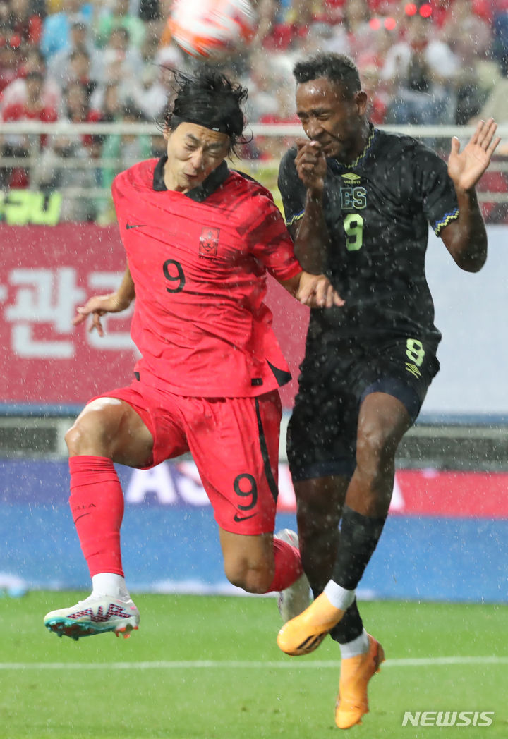 [대전=뉴시스] 강종민 기자 = 20일 대전 유성구 대전월드컵경기장에서 열린 축구 국가대표 평가전 한국과 엘살바도르와 경기에서 한국 조규성과 엘살바도르 브라얀 길 휴타도와 공중볼 다툼을 벌이고 있다. 2023.06.20. ppkjm@newsis.com