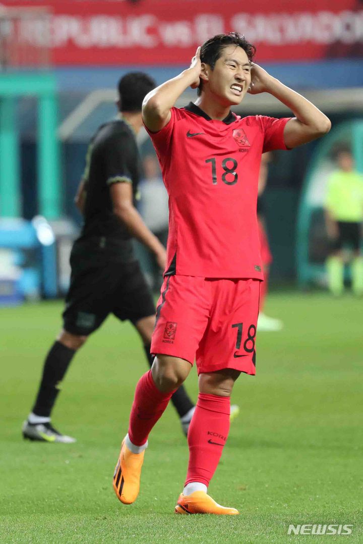 [대전=뉴시스] 김진아 기자 = 20일 오후 대전 유성구 대전월드컵경기장에서 열린 축구 국가대표팀 A매치 평가전 대한민국과 엘살바도르의 경기, 한국 이강인이 슛을 실패한 뒤 아쉬워하고 있다. 2023.06.20. bluesoda@newsis.com
