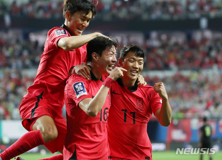 [대전=뉴시스] 조수정 기자 = 20일 오후 대전 유성구 대전월드컵경기장에서 열린 축구 국가대표팀 A매치 평가전 대한민국과 엘살바도르의 경기, 한국 황의조가 후반 첫 골을 터트린 뒤 황인범, 황희찬과 기쁨을 나누고 있다.  2023.06.20. chocrystal@newsis.com