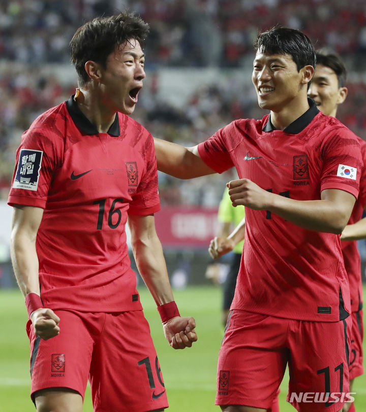 [대전=뉴시스] 조수정 기자 = 20일 오후 대전 유성구 대전월드컵경기장에서 열린 축구 국가대표팀 A매치 평가전 대한민국과 엘살바도르의 경기, 한국 황의조가 후반 첫 골을 터트린 뒤 황희찬과 기쁨을 나누고 있다.  2023.06.20. chocrystal@newsis.com