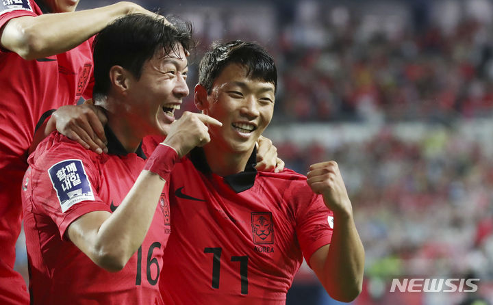 [대전=뉴시스] 조수정 기자 = 20일 오후 대전 유성구 대전월드컵경기장에서 열린 축구 국가대표팀 A매치 평가전 대한민국과 엘살바도르의 경기, 한국 황의조가 후반 첫 골을 터트린 뒤 황인범, 황희찬과 기쁨을 나누고 있다. 2023.06.20. chocrystal@newsis.com