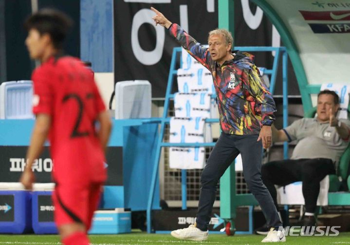 [대전=뉴시스] 황준선 기자 = 20일 오후 대전 유성구 대전월드컵경기장에서 열린 축구 국가대표팀 A매치 평가전 대한민국과 엘살바도르의 경기, 대한민국 클린스만 감독이 선수들에게 지시하고 있다. 2023.06.20. hwang@newsis.com