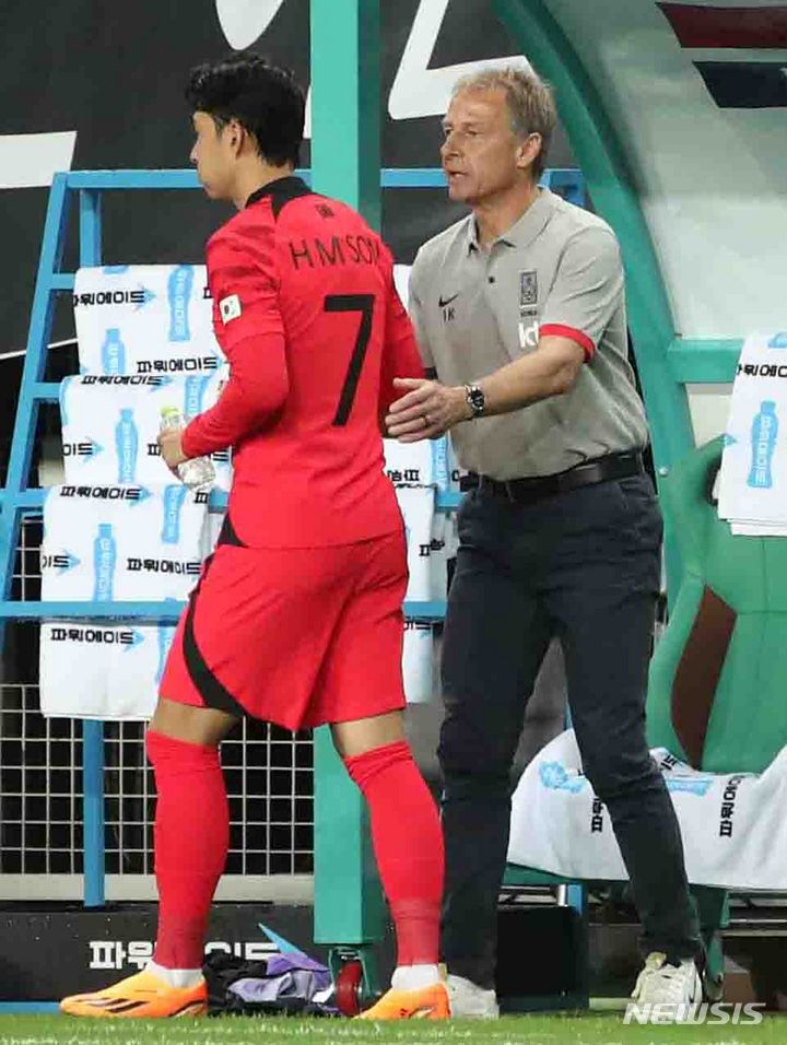 [대전=뉴시스] 김진아 기자 = 20일 오후 대전 유성구 대전월드컵경기장에서 열린 축구 국가대표팀 A매치 평가전 대한민국과 엘살바도르의 경기, 한국 위르겐 클린스만 감독이 손흥민을 투입하면서 작전을 지시하고 있다. 2023.06.20. bluesoda@newsis.com