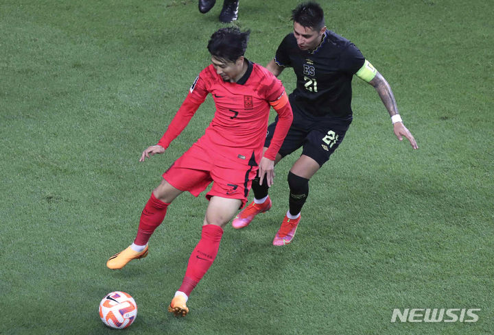 [대전=뉴시스] 황준선 기자 = 20일 오후 대전 유성구 대전월드컵경기장에서 열린 축구 국가대표팀 A매치 평가전 대한민국과 엘살바도르의 경기, 손흥민이 볼 다툼을 하고 있다. 2023.06.20. hwang@newsis.com