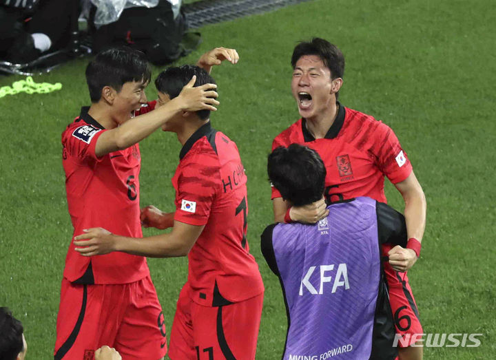 [대전=뉴시스] 황준선 기자 = 20일 오후 대전 유성구 대전월드컵경기장에서 열린 축구 국가대표팀 A매치 평가전 대한민국과 엘살바도르의 경기, 첫 골을 넣은 황의조가 기뻐하고 있다. 2023.06.20. hwang@newsis.com