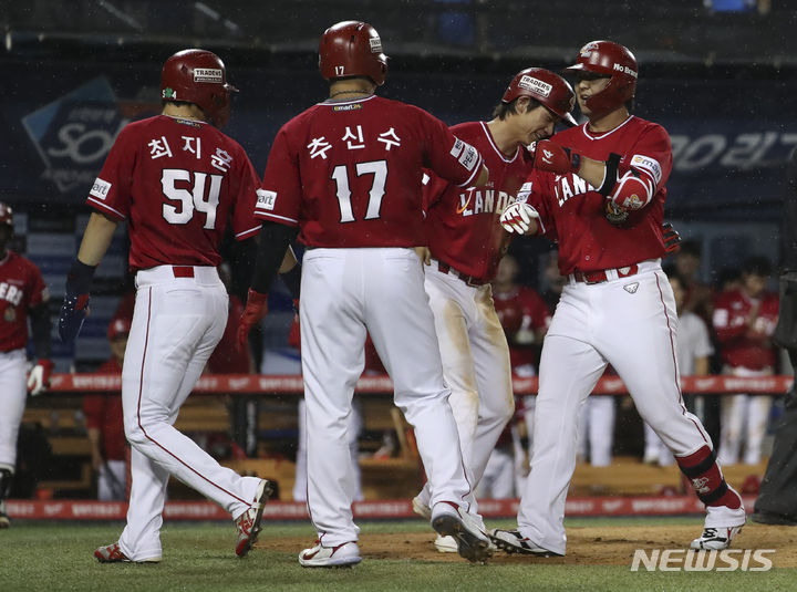 [서울=뉴시스] 김근수 기자 = 20일 서울 송파구 잠실야구장에서 열린 2023 프로야구 SSG 랜더스와 두산 베어스의 경기, 10회 초 무사 주자 만루 상황에서 SSG 최정이 만루홈런을 치고 홈에서 선수들과 기뻐하고 있다. 2023.06.20. ks@newsis.com