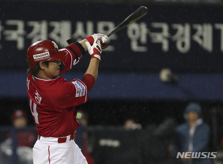 [서울=뉴시스] 김근수 기자 = 20일 서울 송파구 잠실야구장에서 열린 2023 프로야구 SSG 랜더스와 두산 베어스의 경기, 10회 초 무사 주자 만루 상황에서 SSG 최정이 만루홈런을 치고 있다. 2023.06.20. ks@newsis.com