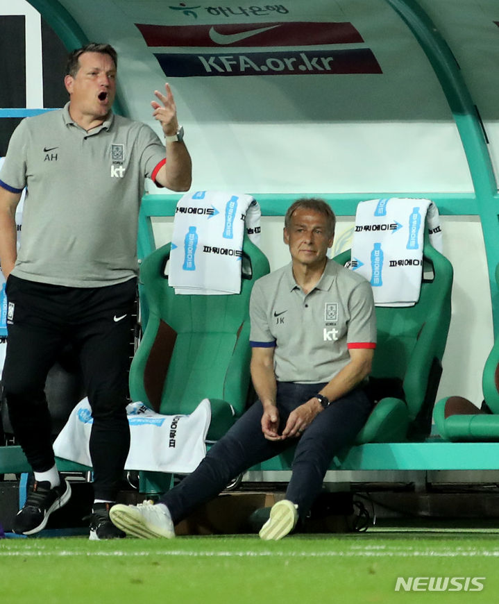 [대전=뉴시스] 김진아 기자 = 20일 오후 대전 유성구 대전월드컵경기장에서 열린 축구 국가대표팀 A매치 평가전 대한민국과 엘살바도르의 경기, 한국 위르겐 클린스만 감독이 경기를 지켜보고 있다. 2023.06.20. bluesoda@newsis.com