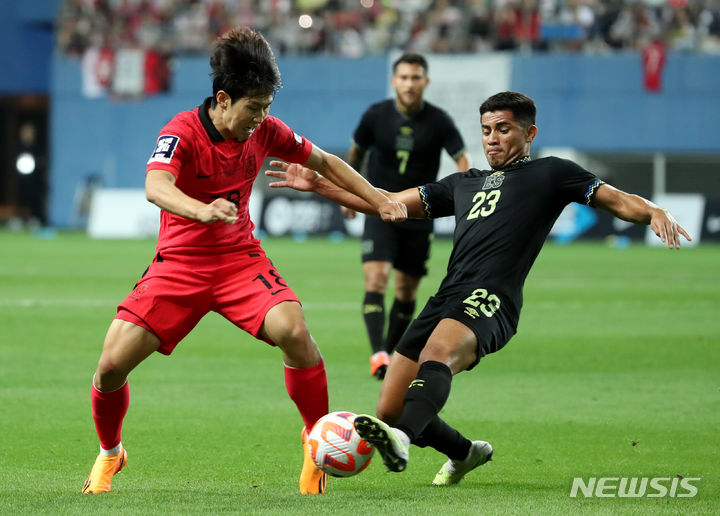 [대전=뉴시스] 김진아 기자 = 20일 오후 대전 유성구 대전월드컵경기장에서 열린 축구 국가대표팀 A매치 평가전 대한민국과 엘살바도르의 경기, 한국 이강인이 돌파하고 있다. 2023.06.20. bluesoda@newsis.com