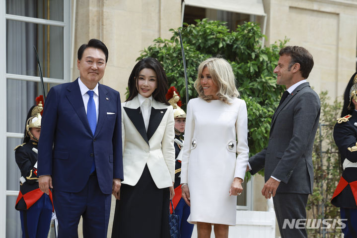 [파리=뉴시스] 전신 기자 = 윤석열 대통령과 부인 김건희 여사가 20일(현지시간) 파리 엘리제궁에서 에마뉘엘 마크롱 프랑스 대통령 부부와 기념촬영하고 있다. (공동취재) 2023.06.20. photo1006@newsis.com