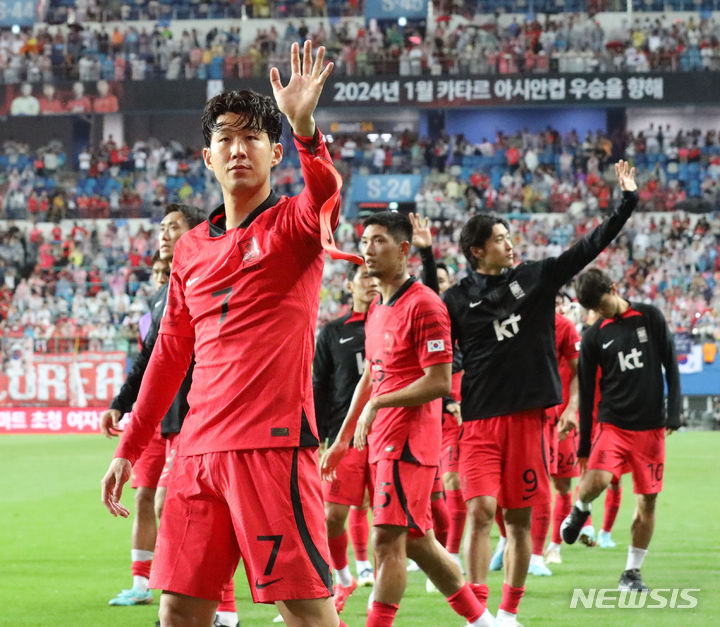 [대전=뉴시스] 조수정 기자 = 20일 오후 대전 유성구 대전월드컵경기장에서 열린 축구 국가대표팀 A매치 평가전 대한민국과 엘살바도르의 경기, 한국 손흥민 등 선수들이 1대1 무승부로 경기를 마친 뒤 팬들에게 인사하고 있다.  2023.06.20. chocrystal@newsis.com