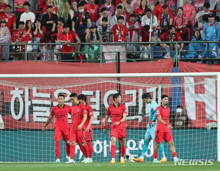 [대전=뉴시스] 조수정 기자 = 20일 오후 대전 유성구 대전월드컵경기장에서 열린 축구 국가대표팀 A매치 평가전 대한민국과 엘살바도르의 경기, 엘살바도르에 한 골을 허용한 뒤 한국 선수들이 아쉬워 하고 있다. 2023.06.20. chocrystal@newsis.com