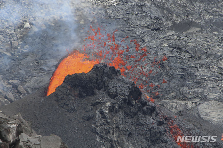 [호놀룰루=AP/뉴시스] 하와이 킬라우에아 화산의 용암 분출이 줄어들기 시작한 6월 16일의 사진.(미 지질조사국 제공). 이 화산은 6월 7일 3개월의 휴지기를 거쳐 다시 용암을 뿜기 시작해 20일에는 완전히 멈췄다.&nbsp; 