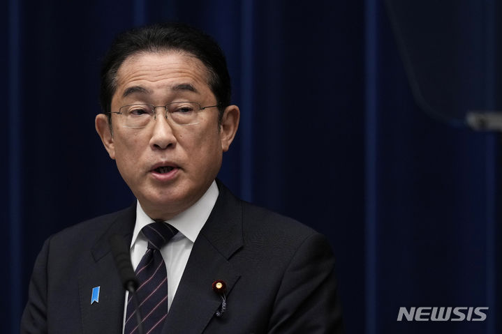 [도쿄=AP/뉴시스]일본 방위성은 북한이 19일 오전 3시29분, 3시45분 탄도미사일 1발씩 총 2발 발사했다고 발표했다. 두 발 모두 일본 배타적경제수역(EEZ) 바깥 쪽 동해에 낙하한 것으로 추정했다. 중동에서 귀국 중이던 기시다 후미오 일본 총리는 정부 전용기 내에서 보고를 받았다. 사진은 기시다 총리가 지난달 21일 도쿄 총리 관저에서 기자회견을 하는 모습. 2023.07.19.