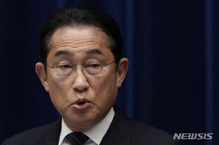 [도쿄=AP/뉴시스] 중동을 순방 중인 기시다 후미오(岸田文雄) 일본 총리는 17일(현지시간) 사우디아라비아 방문을 마무리하고 아랍에미리트(UAE)으로 향했다. UAE 대통령가 회담하고 탈탄소 등 협력 강화를 담은 공동선언을 발표할 전망이다. 사진은 기시다 총리가 지난달 21일 도쿄 총리 관저에서 기자회견을 열고 발언하고 있는 모습. 2023.07.17.