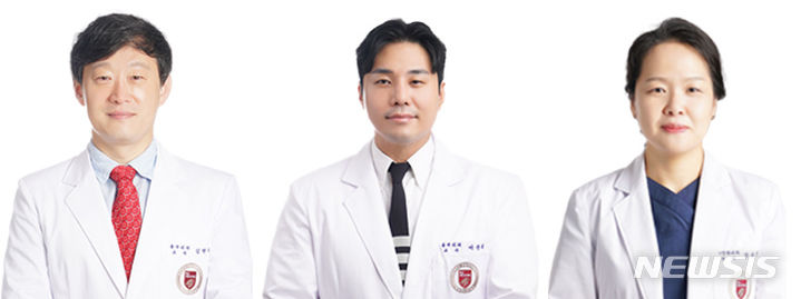 [서울=뉴시스]왼쪽부터 고려대구로병원 심장혈관흉부외과 김현구·이준희 교수, 위장관외과 장유진 교수. (사진= 고려대구로병원 제공) 2023.06.21. photo@newsis.com.