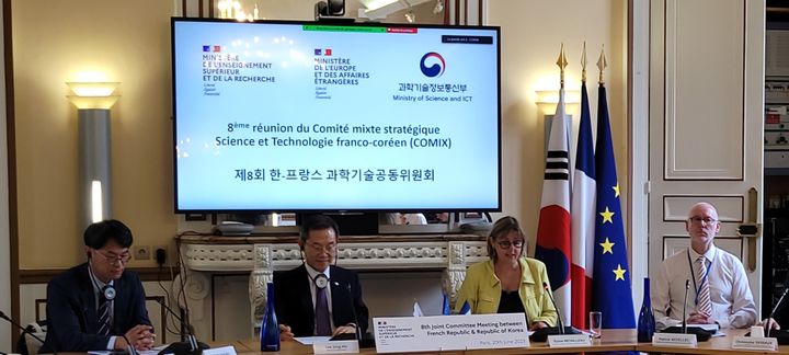 [서울=뉴시스] 이종호 장관과 프랑스 고등교육연구부 실비 헤타이로 장관이 제8차 한-프랑스 과학기술공동위원회에 참석했다. (사진=과기정통부 제공) *재판매 및 DB 금지