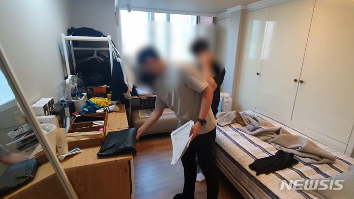 [수원=뉴시스] 양효원 기자 = 경찰이 원금과 고수익 보장을 미끼로 허위 반려견 플랫폼 구축 사업 투자자를 모집, 1600억 원을 가로챈 다단계 조직 대표 자택을 압수수색하고 있다. (사진=경기남부경찰청 제공) 2023.6.21. hyo@newsis.com 