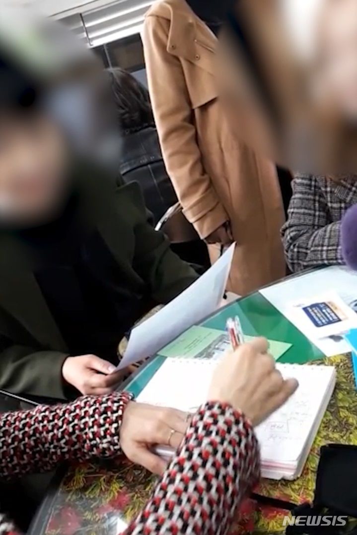 [수원=뉴시스] 양효원 기자 = 원금과 고수익 보장을 미끼로 허위 반려견 플랫폼 구축 사업 투자자를 모집, 1600억 원을 가로챈 다단계 조직 일당이 사업을 설명하고 있는 모습. (사진=경기남부경찰청 제공) 2023.6.21. hyo@newsis.com 