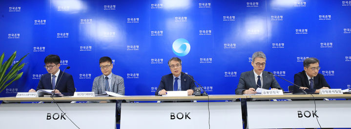 21일 오전 10시 서울 중구 한국은행에서 열린 금융안정보고서(2023년 6월) 설명회. 사진 왼쪽부터 이종한 금융리스크분석부장, 박구도 금융안정기획부장, 이종렬 부총재보, 김인구 금융안정국장, 이정연 안정분석팀장 (사진제공=한국은행) *재판매 및 DB 금지