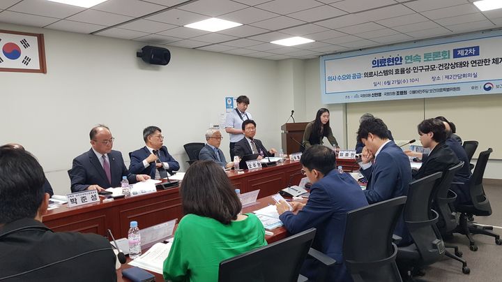 [서울=뉴시스] 구무서 기자 = 21일 오전 국회 제2간담회의실에서 더불어민주당 신현영, 국민의힘 조명희 의원과 더불어민주당 보건의료특별위원회 주최로 열린 '의료현안 연속토론회 제2차 의사 수요와 공급' 토론회에서 참석자들이 발언하고 있다. 2023.06.21. photo@newsis.com *재판매 및 DB 금지