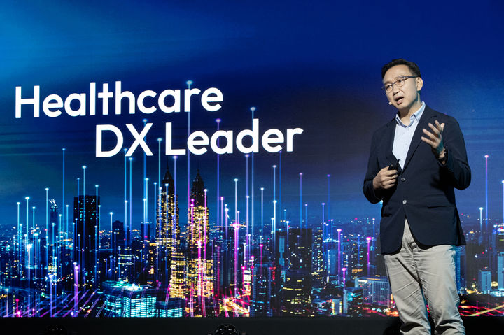 [서울=뉴시스] KT는 21일 노보텔 앰버서더 동대문에서 기자간담회를 열고 2025년에 AI 사업 매출을 1조3000억원까지 끌어올리겠다고 밝혔다. 사진은 임승혁 KT 헬스케어사담단장(상무)이 AI 케어 사업을 설명하고 있는 모습 (사진=KT 제공) *재판매 및 DB 금지