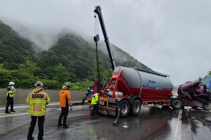 제천 중앙고속도로서 25t BCT 방음벽 충돌…운전자 경상