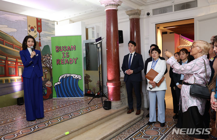 [파리=뉴시스] 홍효식 기자 = 윤석열 대통령 부인 김건희 여사가 20일(현지시간) 파리 주프랑스 한국문화원에서 외신기자들과 '2023 한국문화제 테이스트 코리아' 부산 특별전을 관람하기 전 부산과 한국에 대해 소개하는 인사말을 하고 있다. 2023.06.21. yesphoto@newsis.com