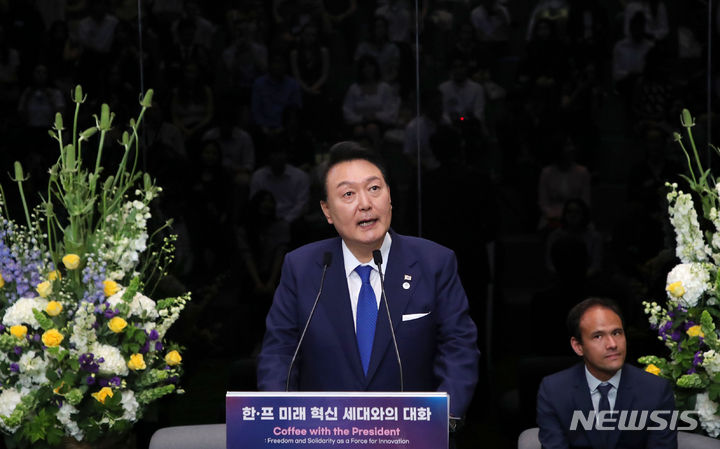 [파리=뉴시스] 홍효식 기자 = 윤석열 대통령이 20일(현지시간) 파리에 위치한 세계 최대 스타트업 캠퍼스인 '스테이션 F' 에서 열린 한-프 미래 혁신 세대와의 대화에서 발언하고 있다. 2023.06.21. yesphoto@newsis.com