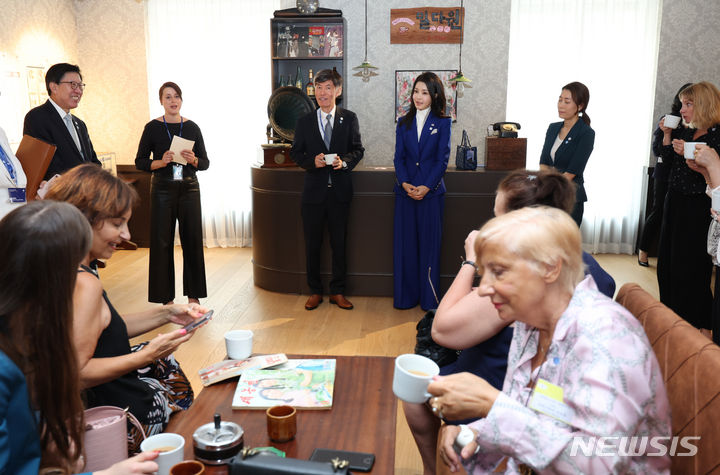 [파리=뉴시스] 홍효식 기자 = 윤석열 대통령 부인 김건희 여사가 20일(현지시간) 파리 주프랑스 한국문화원 내 밀다원에서 외신기자들에게 믹스커피를 소개하고 있다. 김 여사는 이날 '2023 한국문화제 테이스트 코리아' 부산 특별전을 관람하며 부산엑스포에 대해 소개했다. 2023.06.21. yesphoto@newsis.com