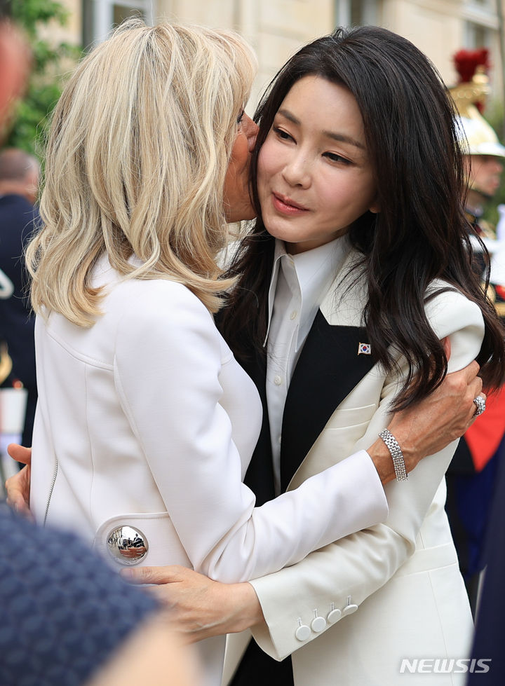 [파리=뉴시스] 전신 기자 = 윤석열 대통령 부인 김건희 여사가 20일(현지시간) 파리 엘리제궁에서 에마뉘엘 마크롱 프랑스 대통령 부인 브리지트 마크롱 여사와 환담을 마친 뒤 인사하고 있다. (공동취재) 2023.06.21. photo1006@newsis.com