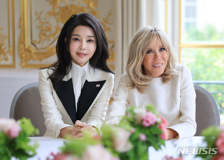 [파리=뉴시스] 전신 기자 = 윤석열 대통령 부인 김건희 여사와 에마뉘엘 마크롱 프랑스 대통령 부인 브리지트 마크롱 여사가 20일(현지시간) 파리 엘리제궁에서 기념촬영하고 있다. (공동취재) 2023.06.21. photo1006@newsis.com