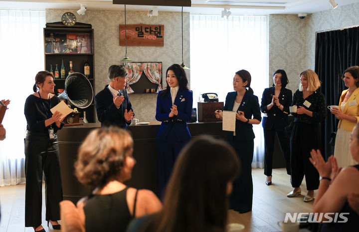 [파리=뉴시스] 홍효식 기자 = 윤석열 대통령 부인 김건희 여사가 20일(현지시간) 파리 주프랑스 한국문화원 내 밀다원에서 외신기자들에게 믹스커피를 소개하고 있다. 김 여사는 이날 '2023 한국문화제 테이스트 코리아' 부산 특별전을 관람하며 부산엑스포에 대해 소개했다. (공동취재) 2023.06.21. yesphoto@newsis.com
