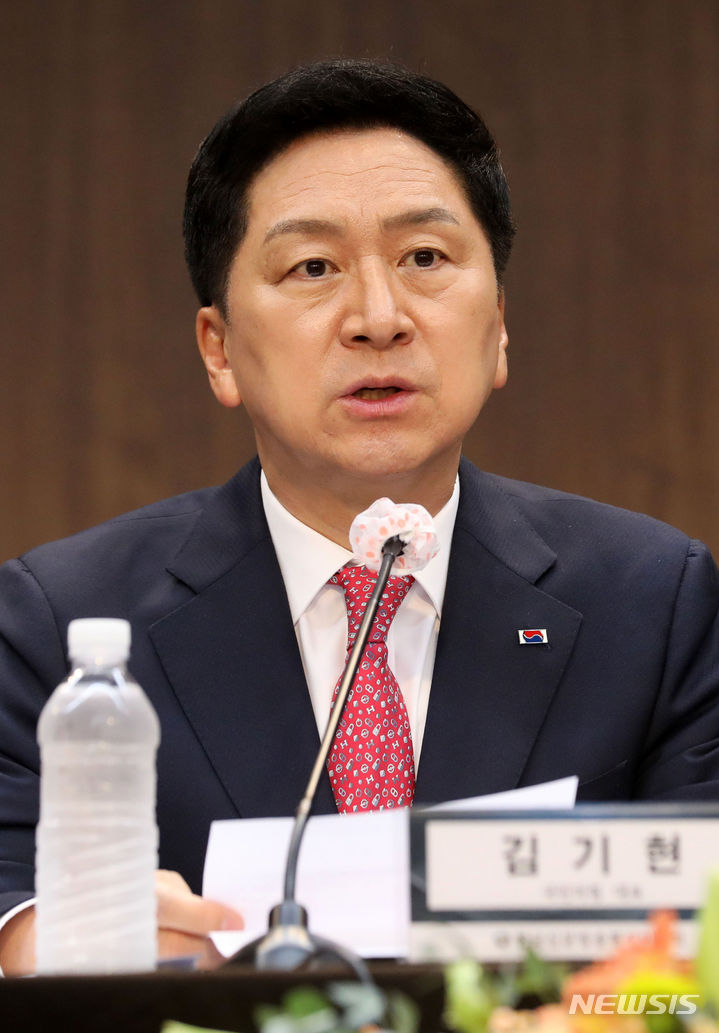 [서울=뉴시스] 김선웅 기자 = 김기현 국민의힘 대표가 21일 서울 중구 은행회관에서 열린 한국신문방송편집인협회 주최 토론회에서 기조발언을 하고 있다. 2023.06.21. mangusta@newsis.com