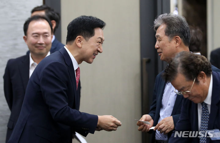 [서울=뉴시스] 김선웅 기자 = 김기현 국민의힘 대표가 21일 서울 중구 은행회관에서 열린 한국신문방송편집인협회 주최 토론회에서 참석자들과 인사를 나누고 있다. 2023.06.21. mangusta@newsis.com