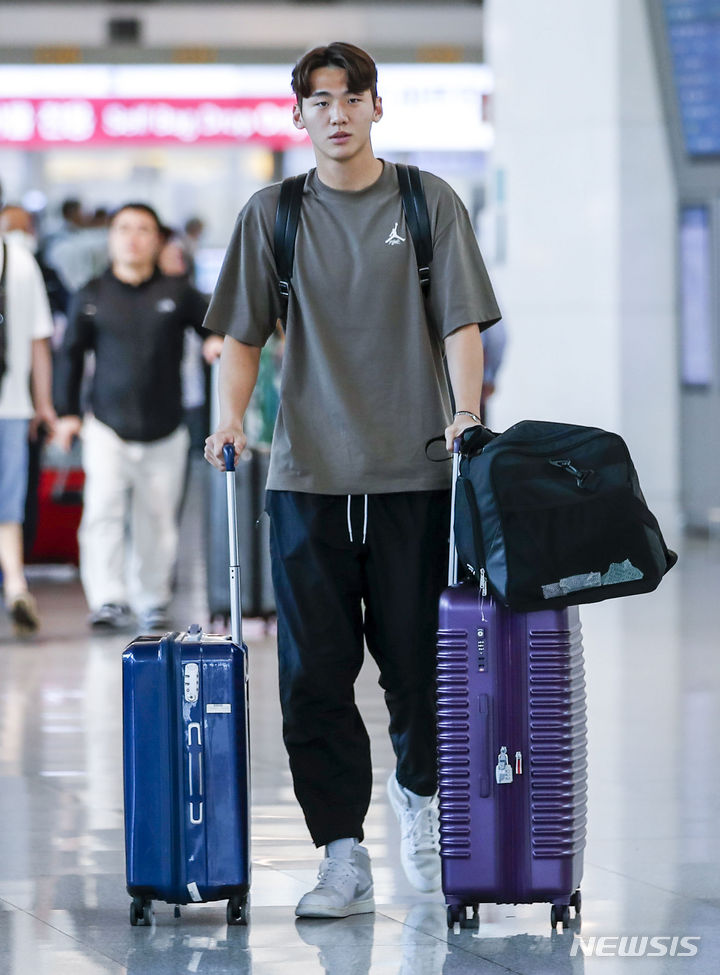 [인천공항=뉴시스] 정병혁 기자 = U-20 월드컵에서 4강 진출에 힘을 보탠 중앙수비수 김지수가 프리미어리그 브렌트포드의 메디컬 테스트를 받기위해 21일 오전 인천국제공항 제1터미널에서 출국하고 있다. 2023.06.21. jhope@newsis.com