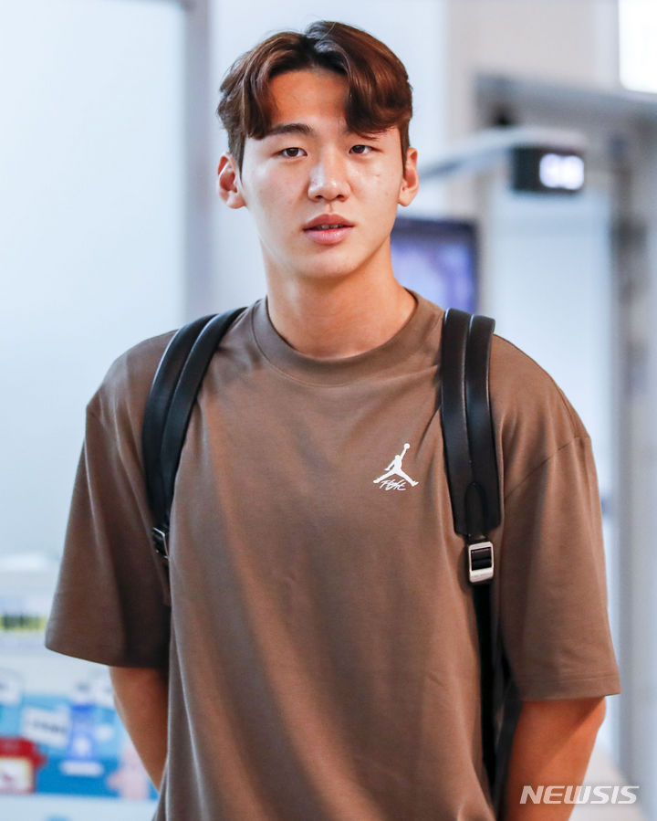 [인천공항=뉴시스] 정병혁 기자 = U-20 월드컵에서 4강 진출에 힘을 보탠 중앙수비수 김지수가 프리미어리그 브렌트포드의 메디컬 테스트를 받기위해 21일 오전 인천국제공항 제1터미널에서 출국에서 앞서 취재진의 질문에 답하고 있다. 2023.06.21. jhope@newsis.com