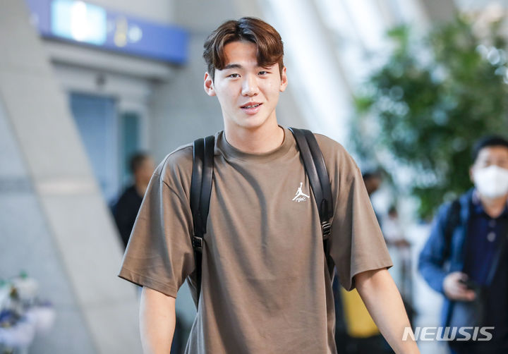 [인천공항=뉴시스] 정병혁 기자 = U-20 월드컵에서 4강 진출에 힘을 보탠 중앙수비수 김지수가 프리미어리그 브렌트포드의 메디컬 테스트를 받기위해 21일 오전 인천국제공항 제1터미널에서 출국에서 앞서 취재진의 질문에 답하고 있다. 2023.06.21. jhope@newsis.com