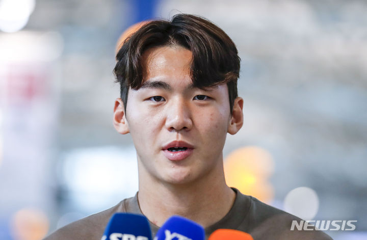 [인천공항=뉴시스] 정병혁 기자 = U-20 월드컵에서 4강 진출에 힘을 보탠 중앙수비수 김지수가 프리미어리그 브렌트포드의 메디컬 테스트를 받기위해 21일 오전 인천국제공항 제1터미널에서 출국에서 앞서 취재진의 질문에 답하고 있다. 2023.06.21. jhope@newsis.com